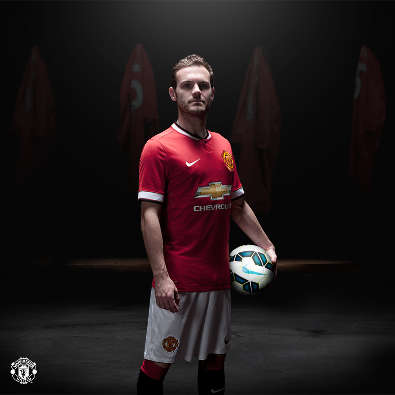 Juan Mata posa com a camisa (Divulga&ccedil;&atilde;o)