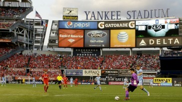 No estádio do NY Yankees, foi um amistoso de futebol que teve o maior público do ano