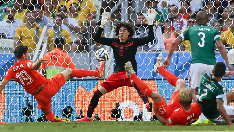 Ochoa prestes a fazer um de seus milagres (AP Photo/Eduardo Verdugo)