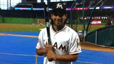 Sorte do futebol que Falcao não resolveu jogar beisebol, porque ele leva jeito