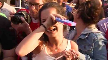 Uma foto, um beijo e um autógrafo de Gerrard fizeram uma garota se debulhar em lágrimas