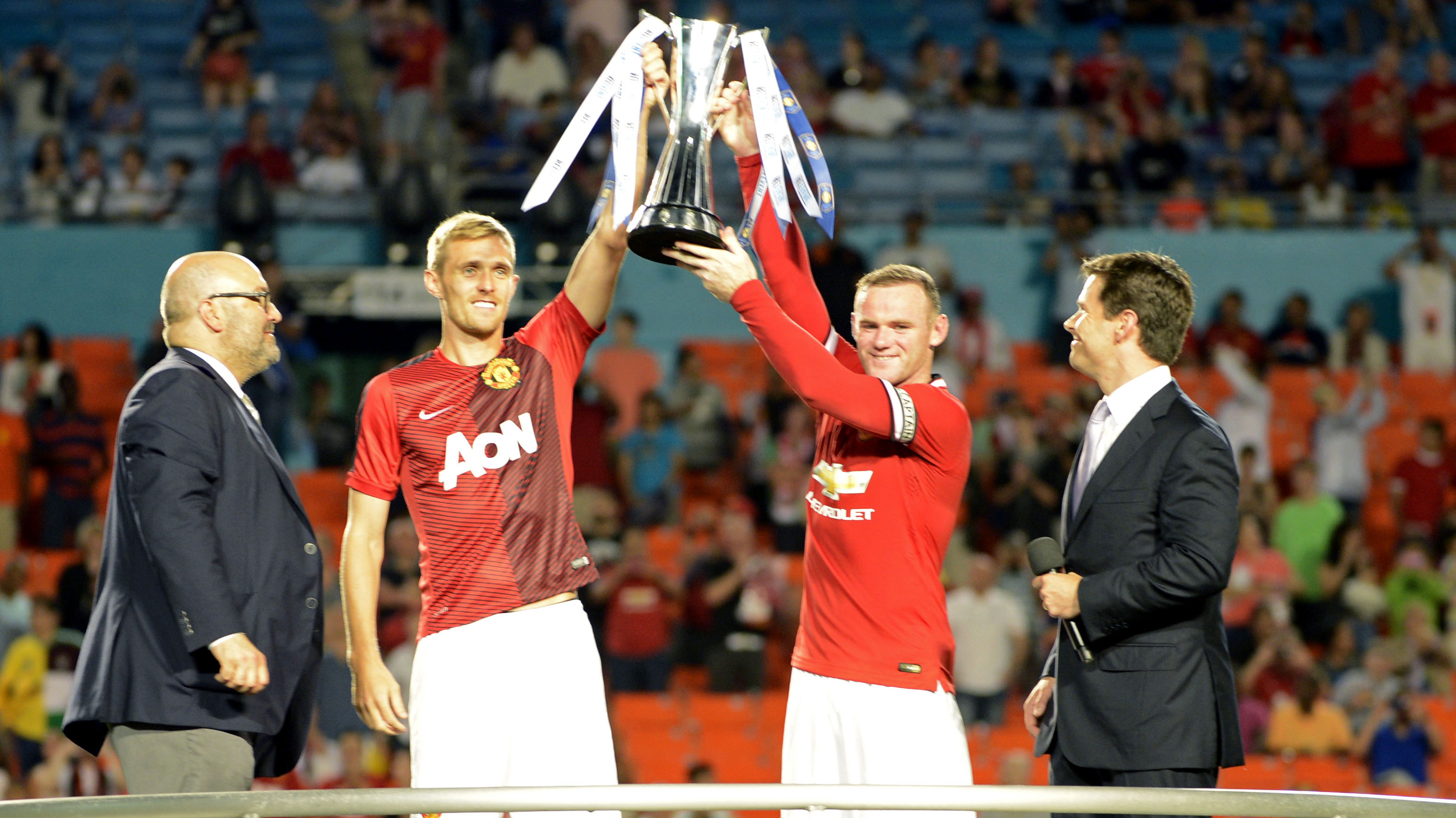 Foi s&oacute; um amistoso, mas Van Gaal j&aacute; venceu seu primeiro cl&aacute;ssico