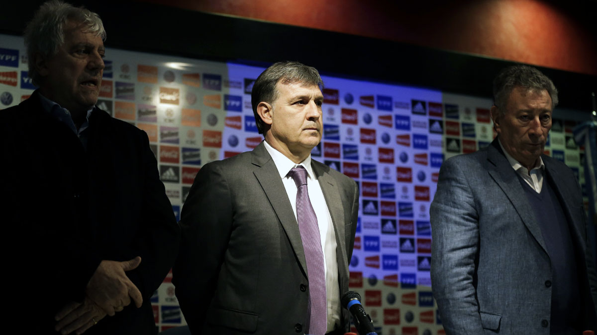 Tata Martino assume Argentina de olho na base e com estilo do Barcelona