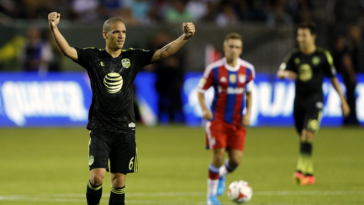 Osvaldo Alonso comemora a vit&oacute;ria do time de estrelas da MLS contra o Bayern (AP Photo/Ted S. Warren)