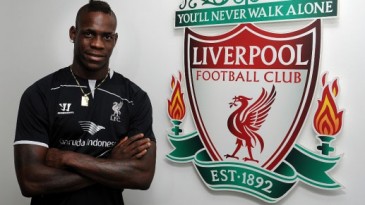 Balotelli tirou onda com a derrota do United e foi inundado de respostas racistas