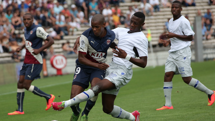 Camuflagem falhou, e Bastia teve que pedir camisa emprestada para o Bordeaux