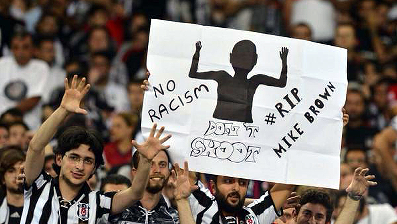 Torcida do Besiktas tamb&eacute;m entra na onda de protestos de Ferguson