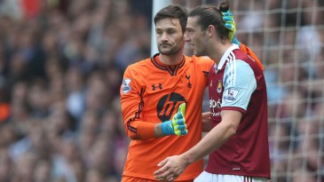 Andy Carroll conseguiu se machucar calçando o tênis e atrasou sua volta aos gramados