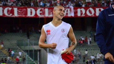 Atacante leva mordida na Itália e ainda é expulso por reclamar