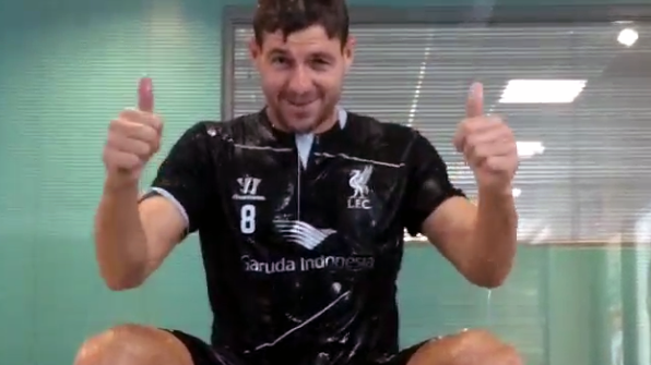 O desafio do balde de gelo virou mania entre os jogadores