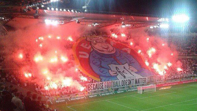 O protesto da torcida do Legia contra porcos capitalistas da Uefa ficou sensacional