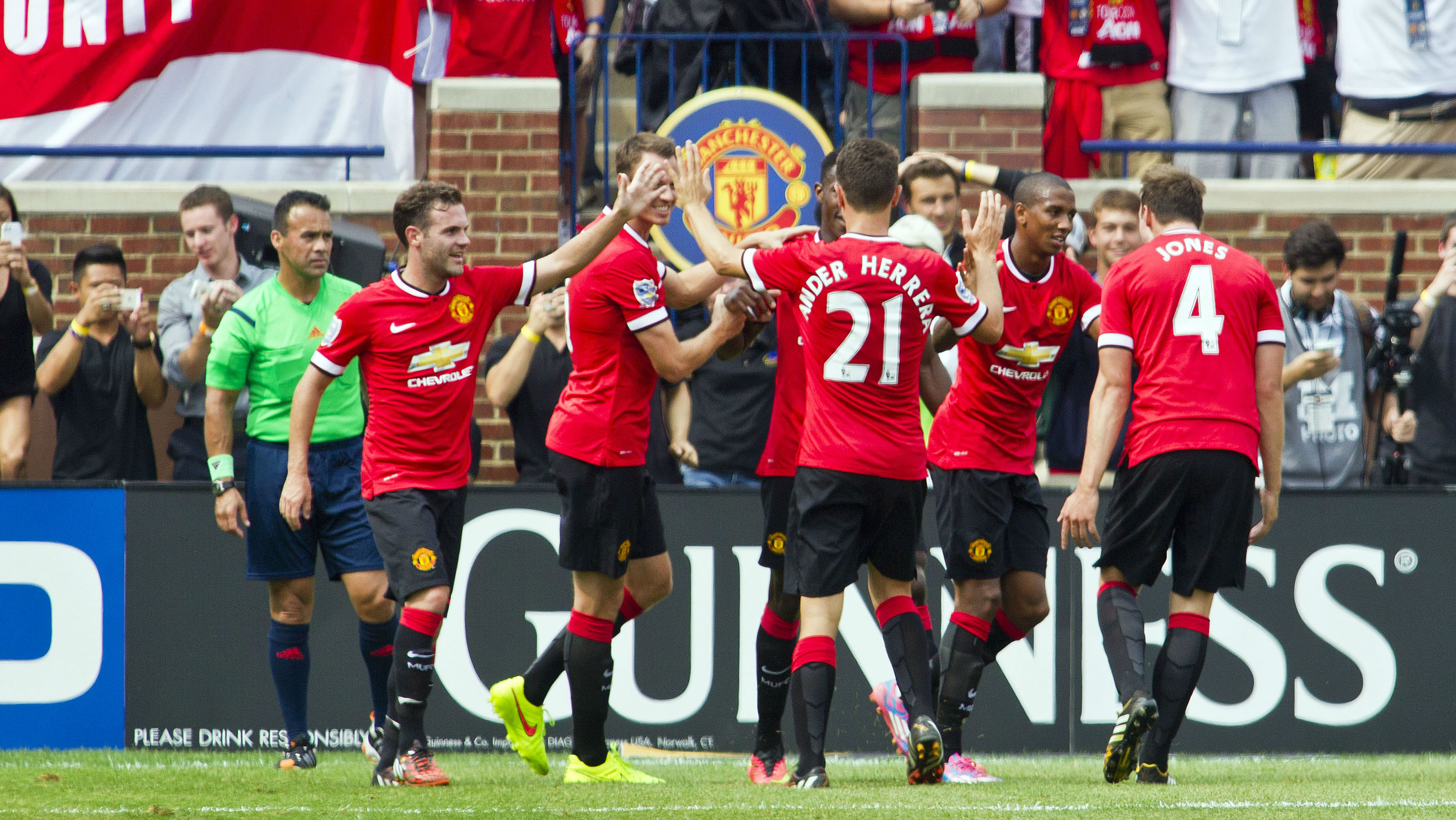 Mais uma linda troca de passes do Manchester United termina em gola&ccedil;o