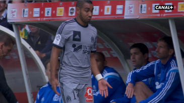 Payet cobrou tão mal o escanteio que a bola bateu no placar e voltou