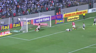 Rafael Moura conseguiu perder um gol que até Fernando Torres faria