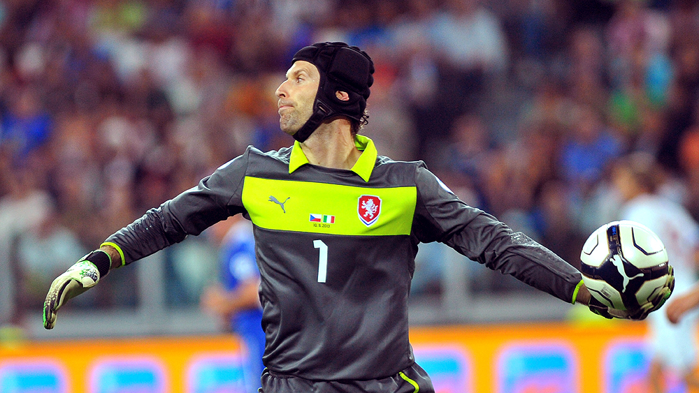Peter Cech com protetor de cabe&ccedil;a (AP Photo/Massimo Pinca)