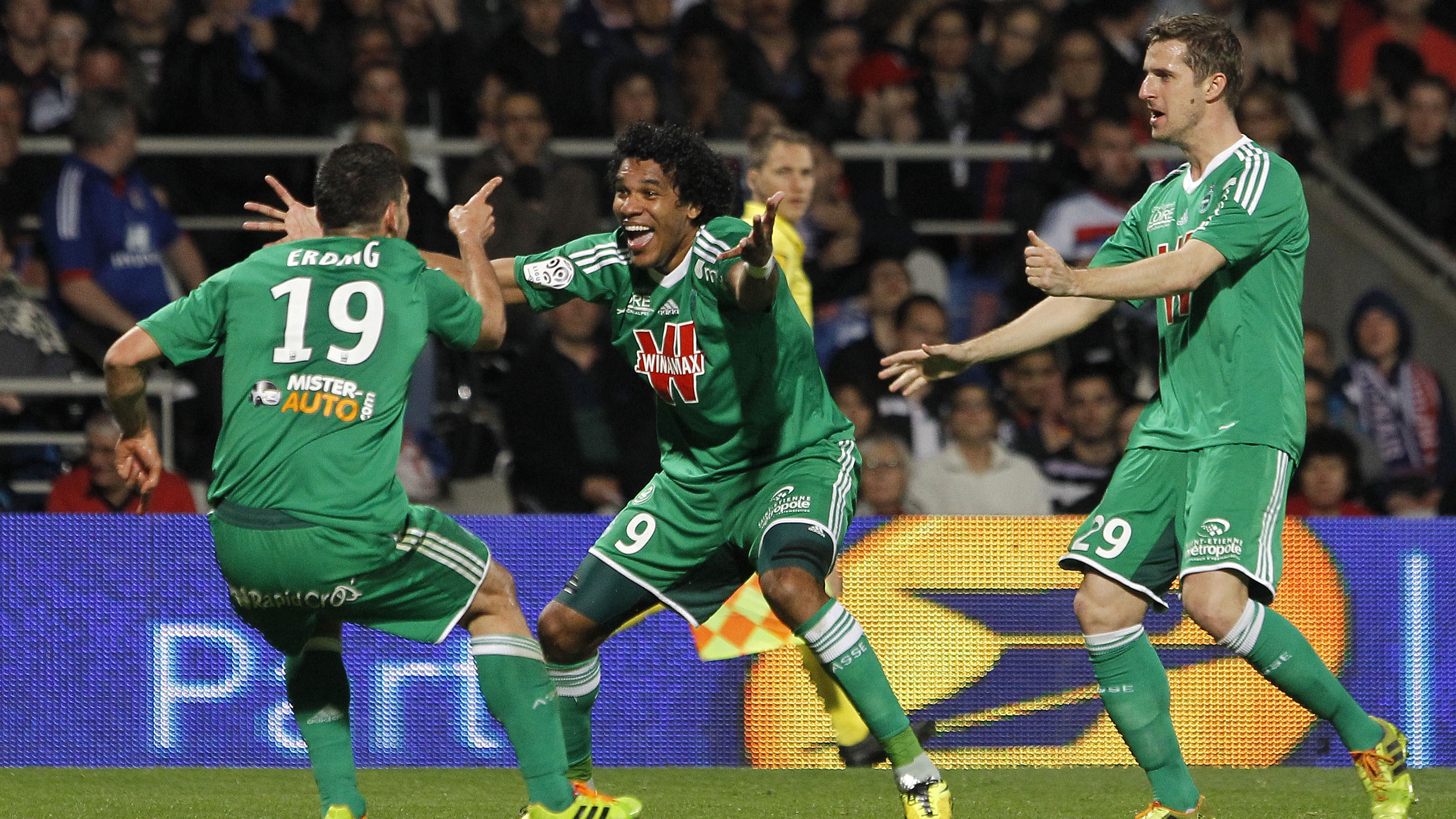 Brand&atilde;o (C), Erding (E) e Clerc, do Saint &Eacute;tienne (Foto: AP)