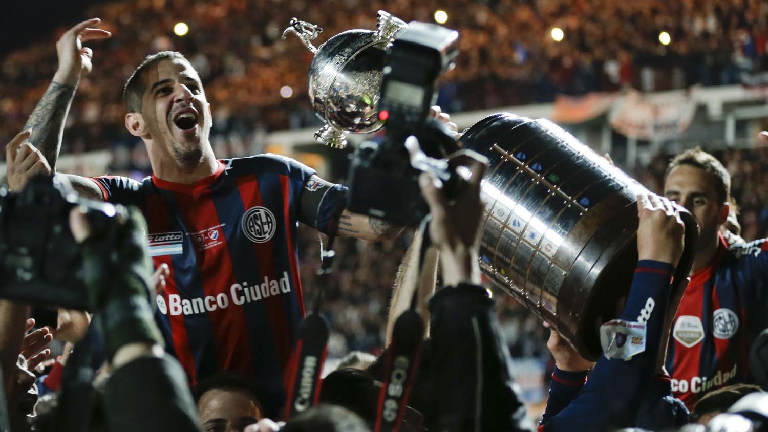 Leandro Romagnoli &ndash; San Lorenzo, 34 anos Revela&ccedil;&atilde;o dos Cuervos em 1998, surgiu como um dos muitos camisas 10 argentinos. N&atilde;o conseguiu ser tudo que se esperava dele, mas &eacute; &iacute;dolo do San Lorenzo, que defendeu at&eacute; 2005 e voltou em 2009. Levantou a ta&ccedil;a da Libertadores em 2014 (Foto: AP)