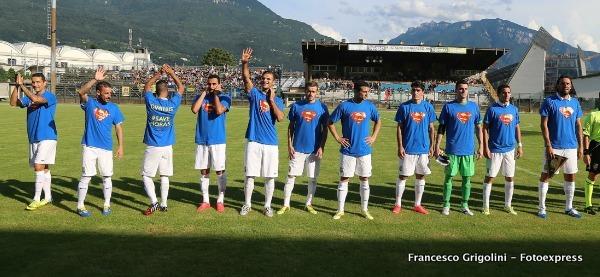 Os jogadores do Verona entraram em campo com uma camiseta em homenagem ao irm&atilde;o de Vangelis Moras, Dimitris