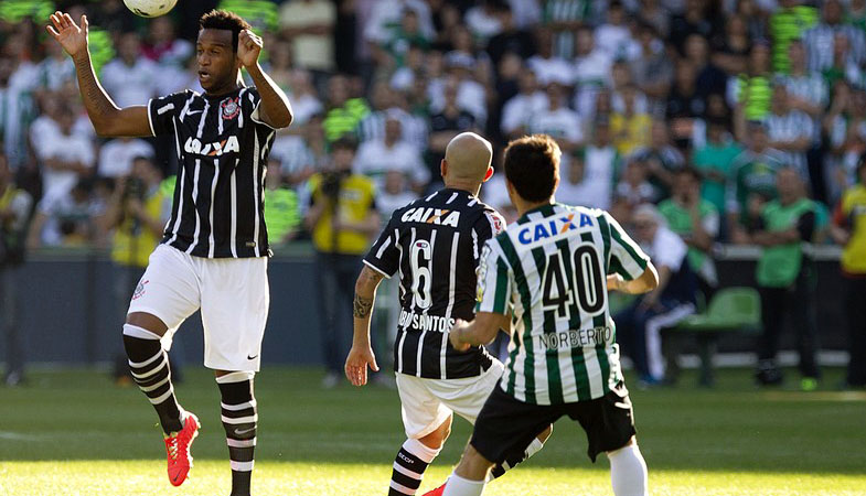 Gil (cabeceando) &eacute; parte da melhor defesa do campeonato, do Corinthians (Foto: Daniel Augusto Jr. / Ag. Corinthians)