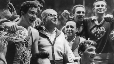O técnico que levou o Brasil ao topo do mundo no basquete também descobriu o melhor zagueiro do futebol nacional