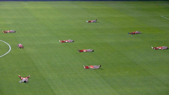 Deitados, jogadores do Oper&aacute;rio protestam contra a &ldquo;morte do futebol brasileiro&rdquo;