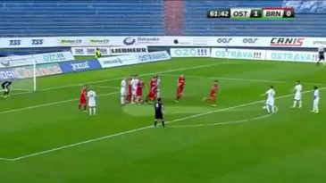 O inexplicável dessa cobrança de falta é por que o árbitro deixou o jogo seguir