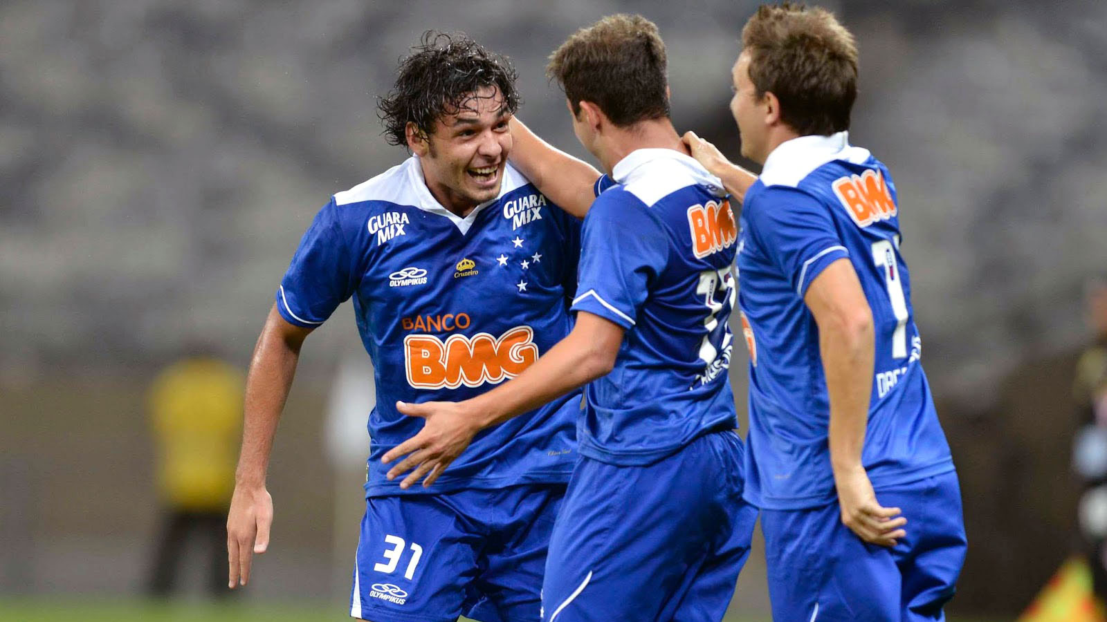 A mistura de compet&ecirc;ncia, apostas certeiras e sorte que fez do Cruzeiro campe&atilde;o em 2003 e 2013