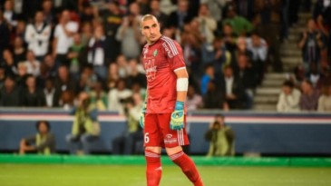 Não bastasse Ibra, o PSG ainda contou com um frangaço de Ruffier para golear