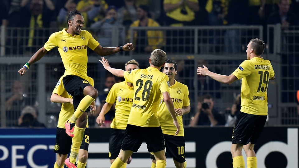 Aubameyang comemora o segundo gol do Dortmund (Foto: AP Images)