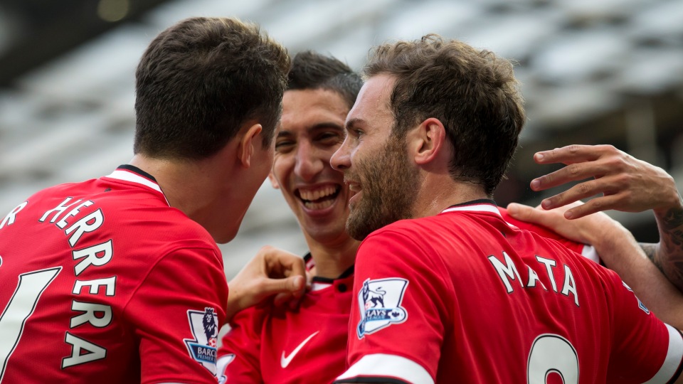 Sob o brilho de suas estrelas, o United tamb&eacute;m come&ccedil;a a se acertar como time