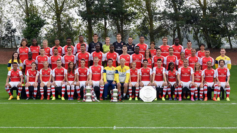 Arsenal d&aacute; exemplo e junta equipes masculina e feminina na foto da temporada