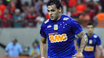 Calma, gente, essa jogada do Ricardo Goulart nem a CBF diz que é pênalti (ou diz?)