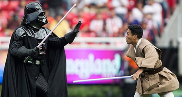 Se o Chivas n&atilde;o tem Ronaldinho, o jeito foi apelar a Darth Vader contra o Quer&eacute;taro