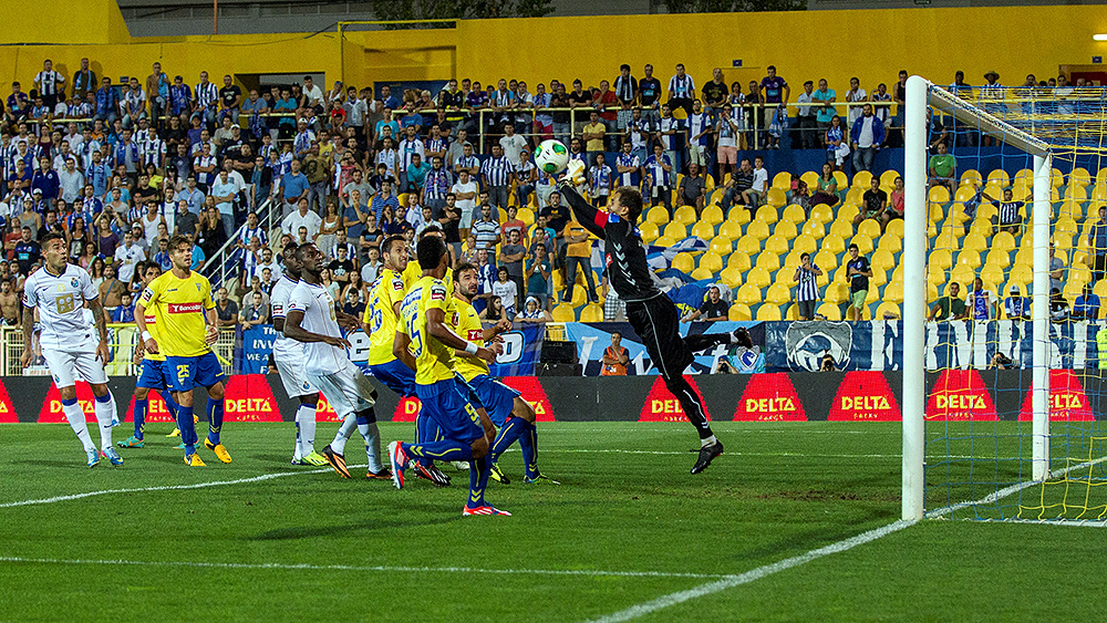 Goleiro brasileiro V&aacute;gner espalma a bola em jogo do Estoril contra o Vit&oacute;ria de Set&uacute;bal (David Martins)
