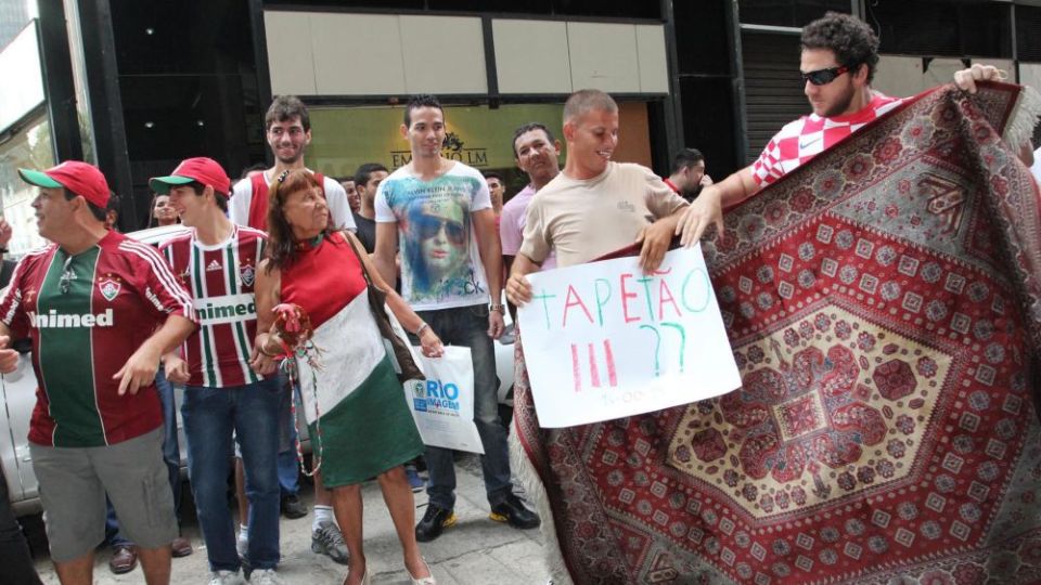 Torcida do Fluminense protesta em frente ao STJD