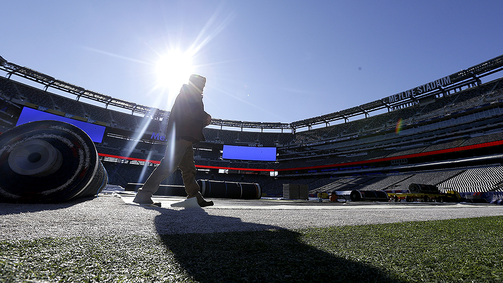 Como o campo de futebol americano ficou pronto para o jogo da Sele&ccedil;&atilde;o em um dia