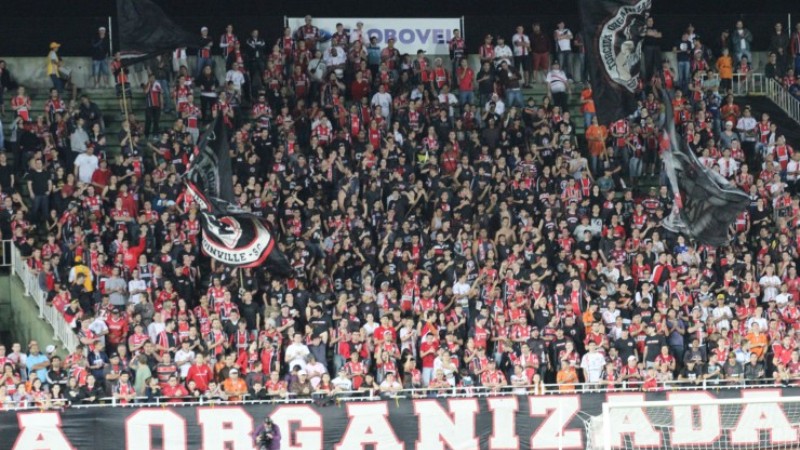 Em Minas, goleiro &eacute; chamado de macaco pela torcida e ainda &eacute; expulso