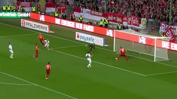 De zero a dez, quão ridículo é esse gol perdido pelo Kaiserslautern?