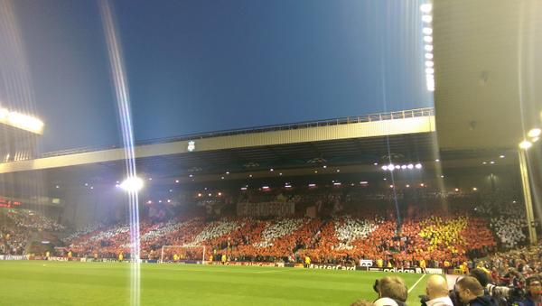 Torcida recepcionou time com mosaico dos t&iacute;tulos na Champions (Reprodu&ccedil;&atilde;o/Twitter)