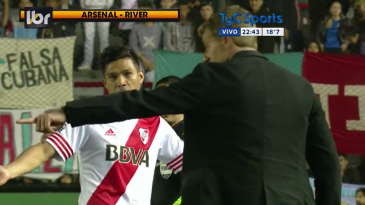 Hoje técnico, Palermo reviveu rivalidade com o River aplicando uma caneta em Teo Gutiérrez