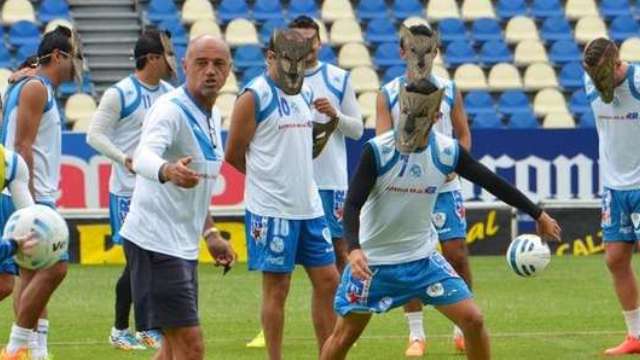 O Puebla inovou e agora os jogadores treinam com m&aacute;scaras de c&atilde;es e lobos