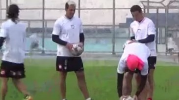 Mesmo com os olhos cobertos, Rodrigo Díaz consegue bater uma falta no ângulo