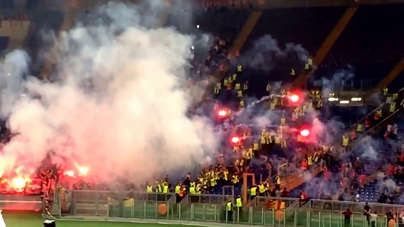 Veja as torcidas de Roma e CSKA jogando sinalizadores uma na outra