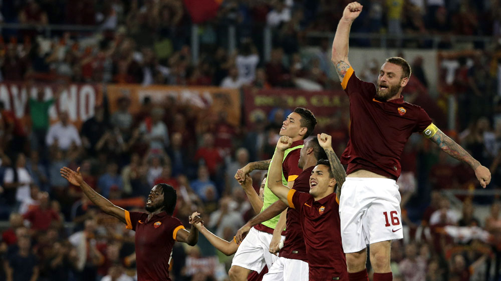 Jogadores da Roma comemoram em frente &agrave; torcida no est&aacute;dio Ol&iacute;mpico (AP Photo/Alessandra Tarantino)