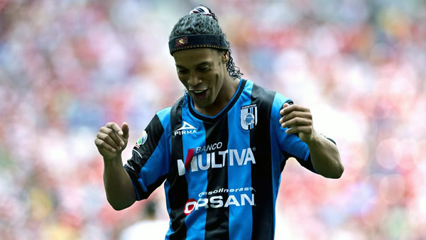 Com gol e assistência, Ronaldinho é peça-chave em goleada do Querétaro