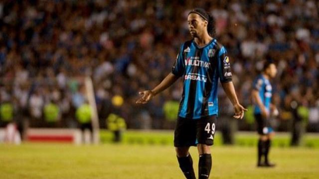 [V&iacute;deo] Logo na estreia pelo Quer&eacute;taro, Ronaldinho isolou um p&ecirc;nalti