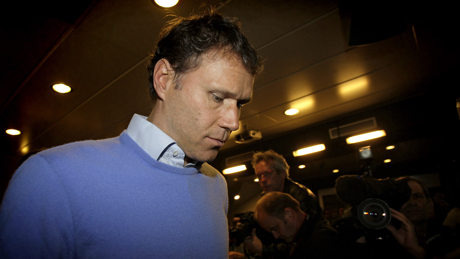 Doen&ccedil;a card&iacute;aca de Van Basten coloca AZ em crise imprevista