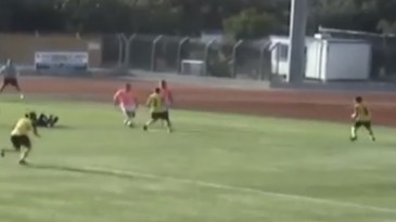 Cúmulo do fair play: o goleiro estava caído e o atacante decidiu jogar a bola para fora