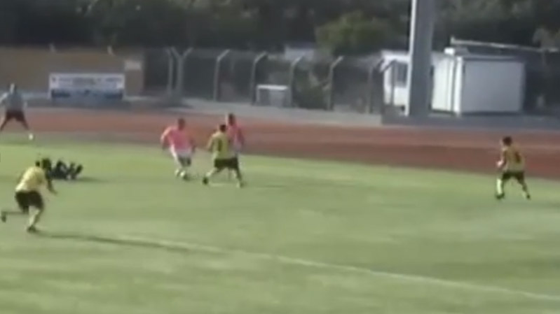 Cúmulo do fair play: o goleiro estava caído e o atacante decidiu jogar a bola para fora