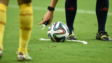 Alemanha proíbe spray para árbitros da Bundesliga por ser nocivo demais